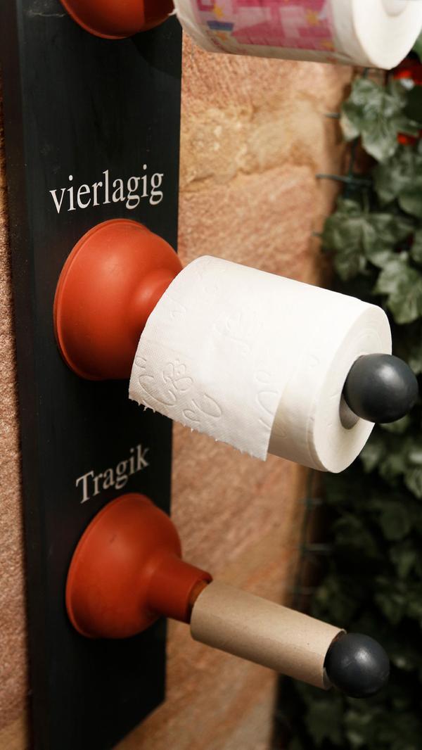 Von vierlagig zu Tragik, wenn die Rolle leer ist. Es ist kein Örtchen gefeit vor Wortspielen im Tissot'schen Haus.