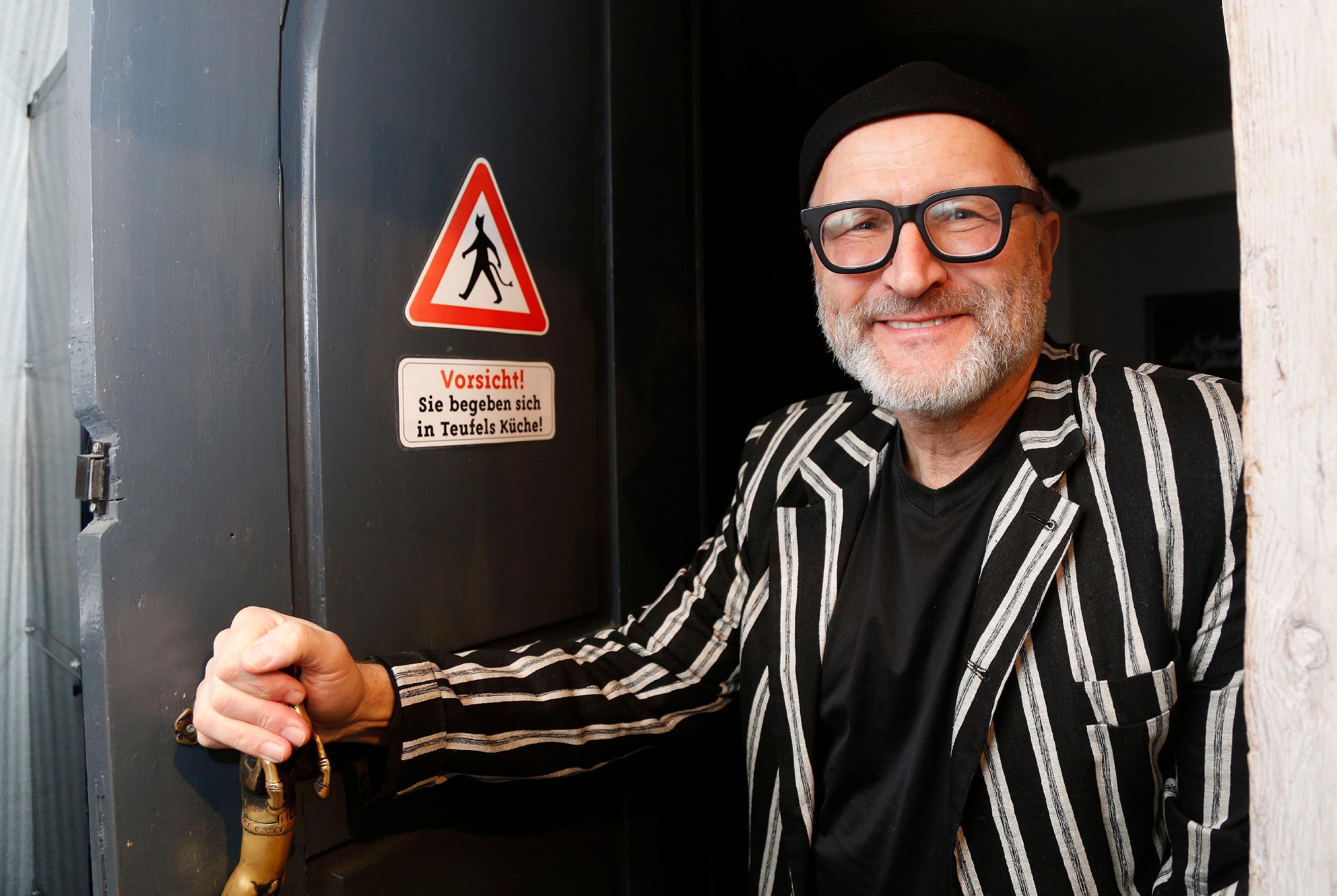 Vorsicht, Sie begeben sich in Teufels Küche! Wenn der genauso sympathisch aussieht wie der Hausherr, bleibt man trotzdem gern.