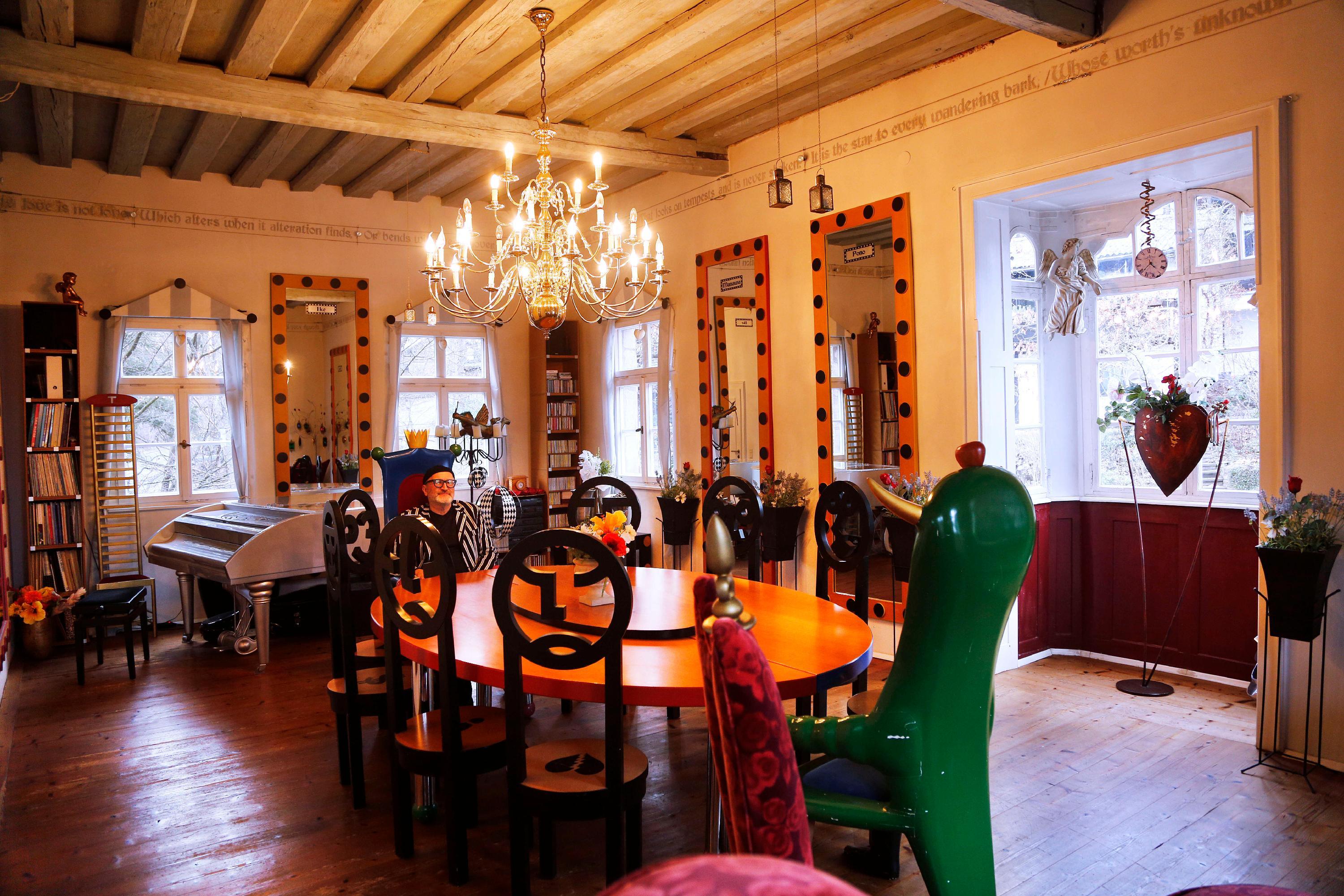 Im Salon des Hauses fühlt man sich ein bisschen wie Alice im Wunderland. 