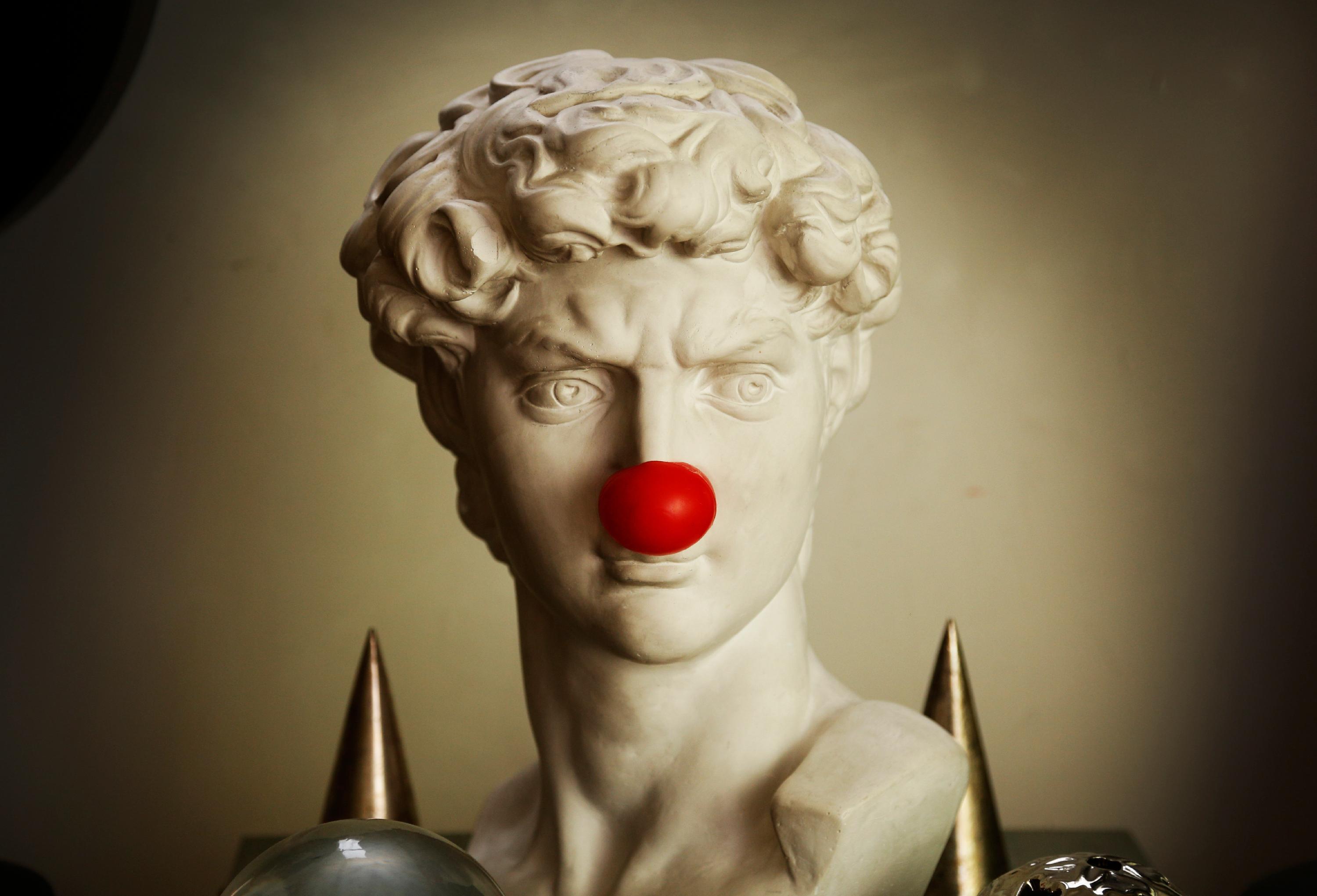 Michelangelos David hat hier natürlich eine Clownsnase auf.