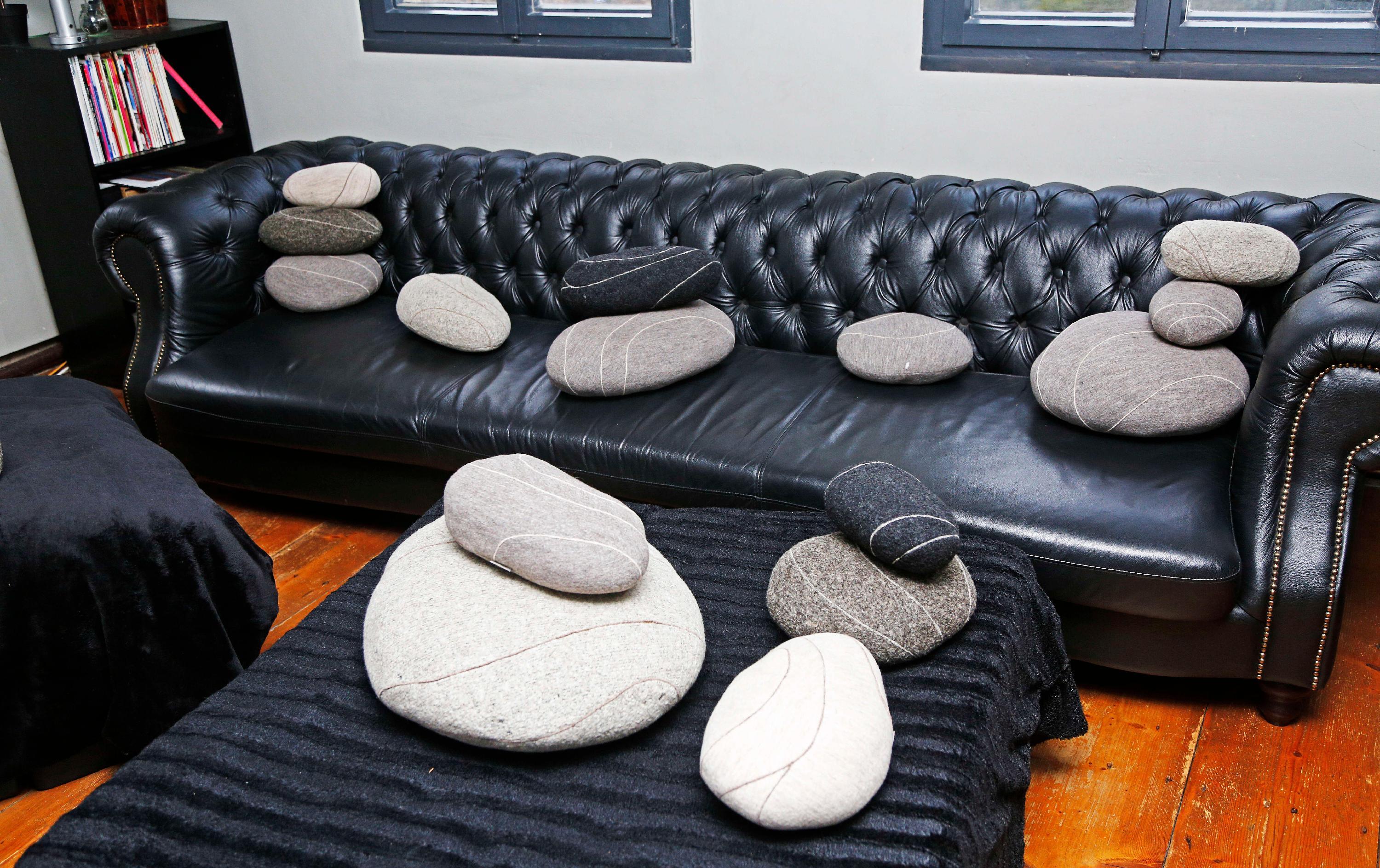 Selbst die Kissen sind hier ein Witz: Mit diesen Steinen kann man gut kuscheln.