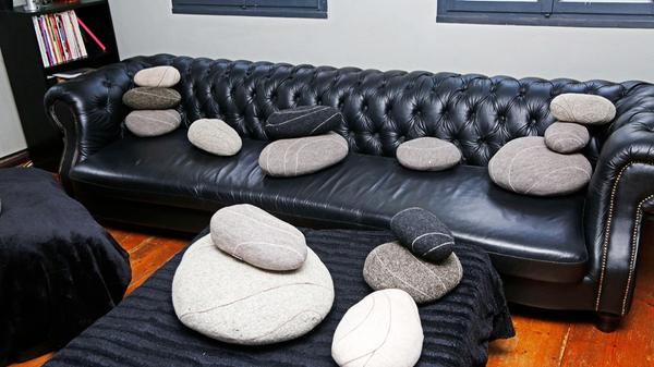Selbst die Kissen sind hier ein Witz: Mit diesen Steinen kann man gut kuscheln.