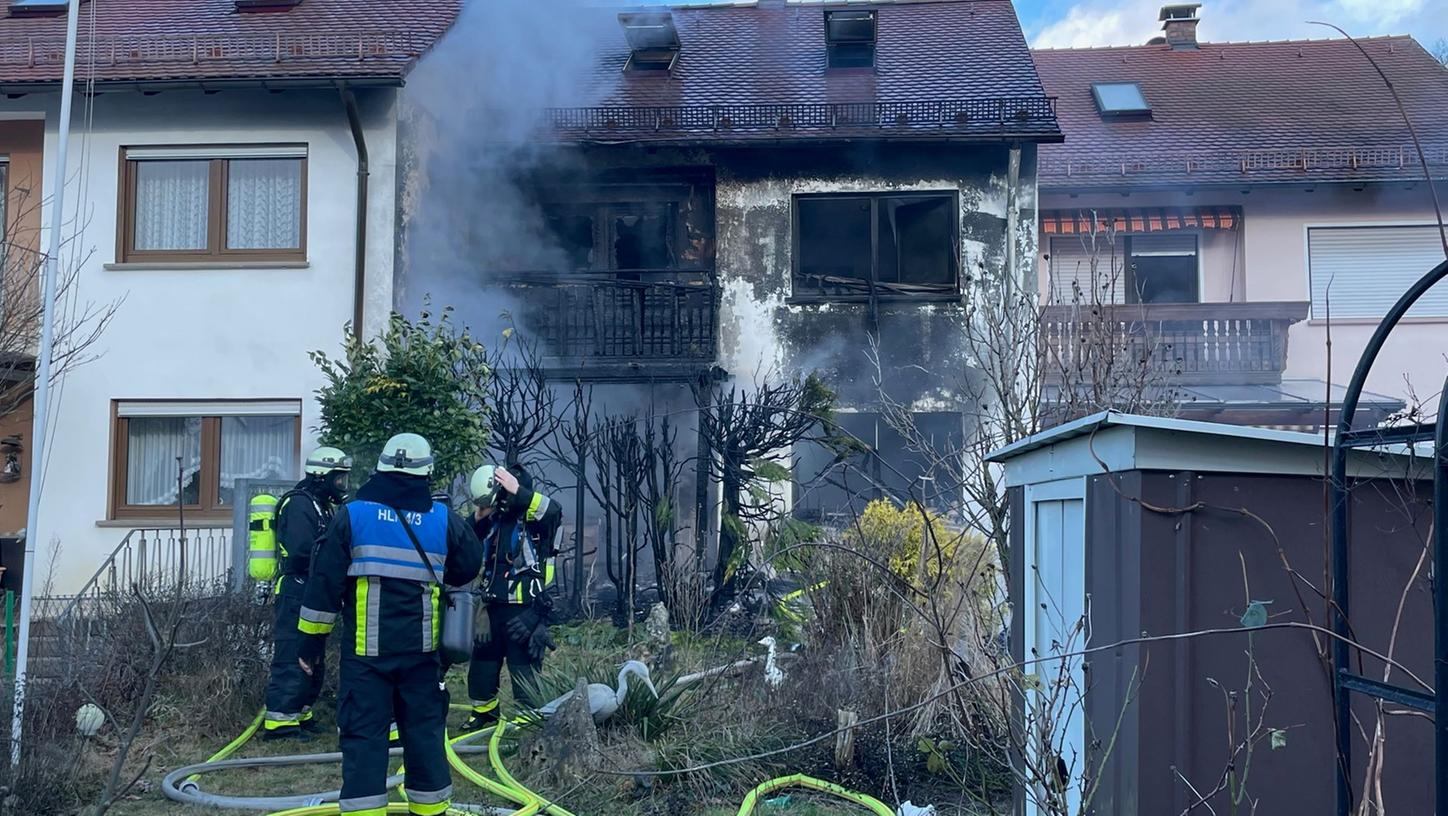 Großaufgebot vor Ort: Reihenhaus in Nürnberg-Gebersdorf brannte lichterloh