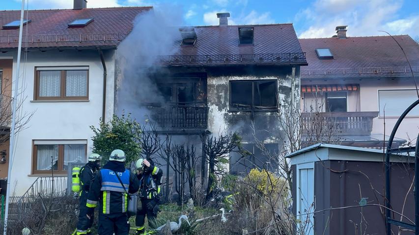 Gegen 14.20 Uhr meldeten mehrere Anwohner eine starke Rauchentwicklung in einem Reihenmittelhaus in der Appoldstraße in Nürnberg-Gebersdorf.
