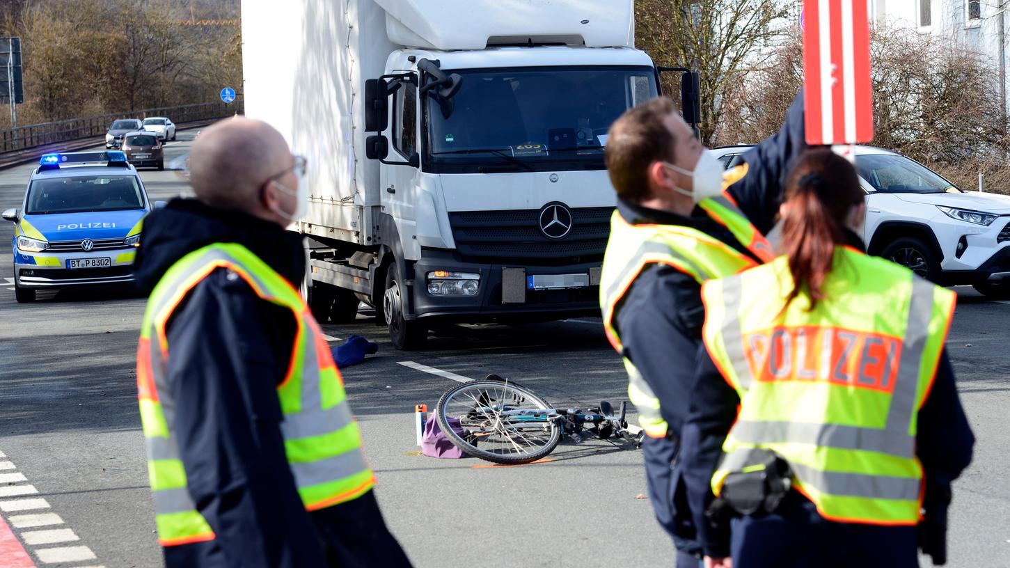 An dieser Stelle auf der Kreuzung der Bügstraße mit der Adenauerallee ereignete sich vor fast genau einem Jahr der tragische Unfall mit den tödlichen Folgen. Das Bild zeigt die Polizeibeamten bei der Unfallaufnahme.  