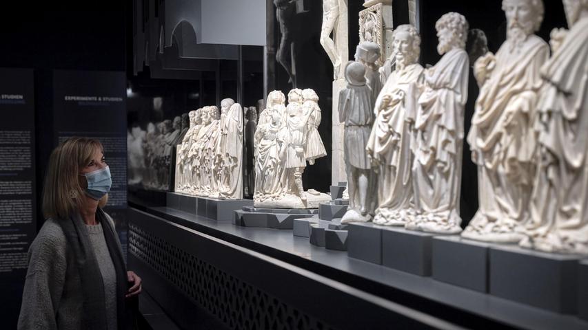 Figuren aus der Ausstellung „Mission Rimini“: der Rimini-Altar mit Alabaster aus Ickelheim.