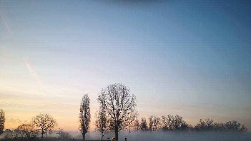 Da macht der Weg zur Arbeit selbst um 6 Uhr früh Spaß: Der Wiesengrund in Fürth-Stadeln erwartet im Nebel einen sonnigen Frühlingsmorgen. 