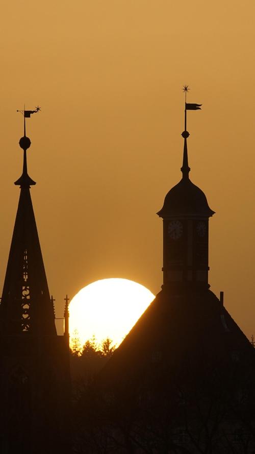 Sonnenuntergang in Heilsbronn: Münster und Katharinenturm haben die Sonne in die Mitte genommen.