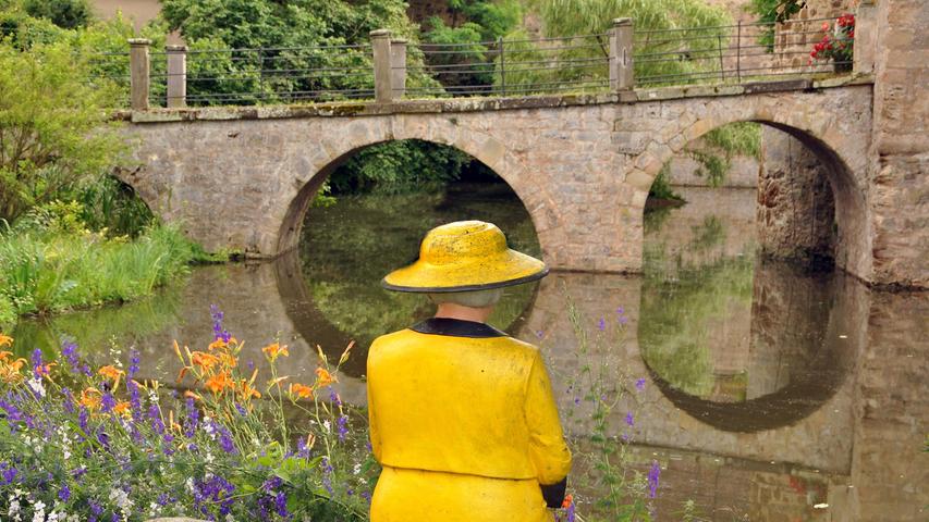 Ruhiger Moment am Wasserschloss Sommersdorf. Sitzt da nicht Königin Elisabeth mit ihrem neuen gelben Kostüm mit Hut?
