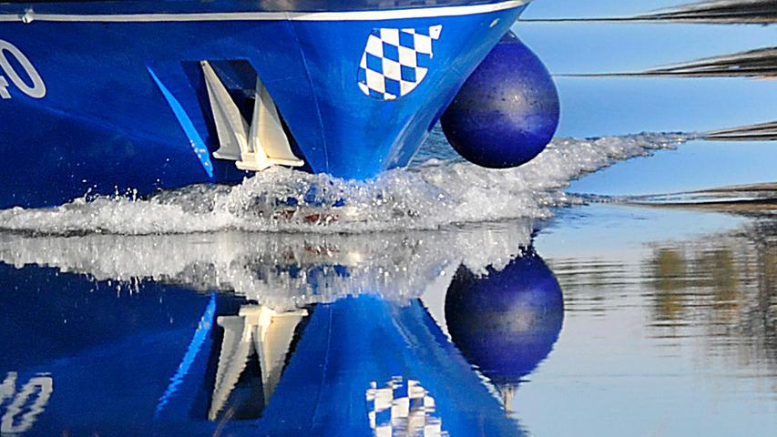Die Wassershutzpolizei im "doppelten" Einsatz: Das Boot spiegelt sich im glatten Wasser das Main-Donau-Kanals. 
