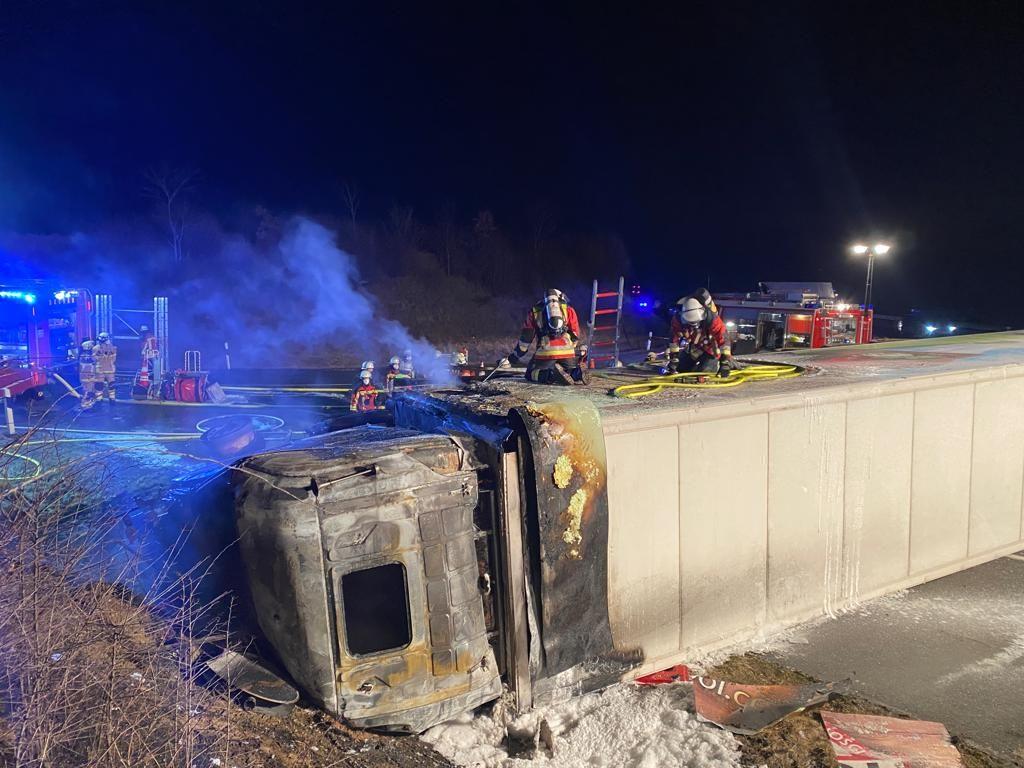 Lkw Kippt Um Und Fängt Feuer: Fahrer Stirbt In Flammen | Nordbayern