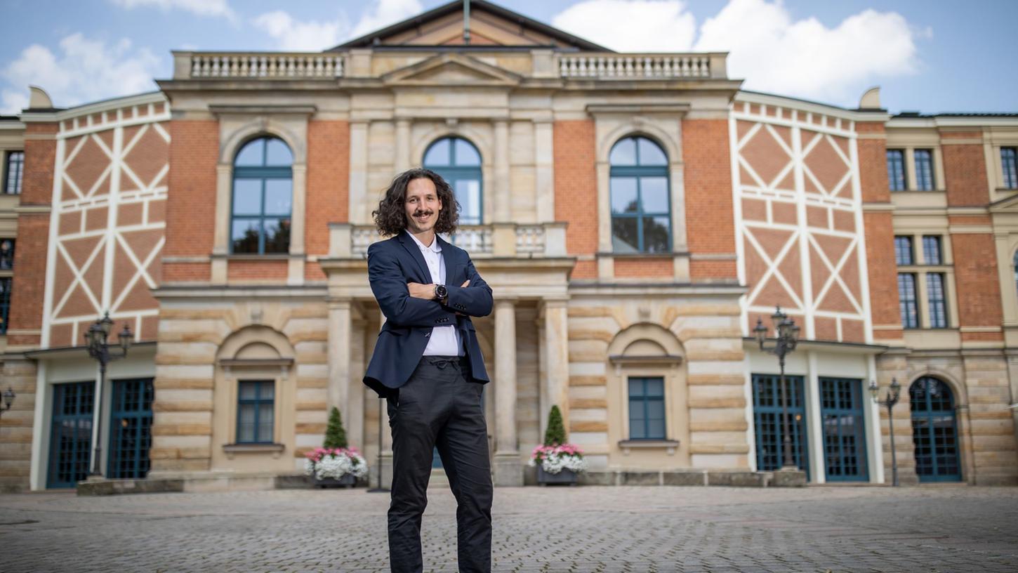 Selbstbewusster Wagner-Novize: Valentin Schwarz inszeniert in Bayreuth den "Ring", der am heutigen Sonntag, mit dem "Rheingold" beginnt. Selbstbewusster Wagner-Novize: Valentin Schwarz inszeniert in Bayreuth den "Ring", der am heutigen Sonntag, mit dem "Rheingold" beginnt.