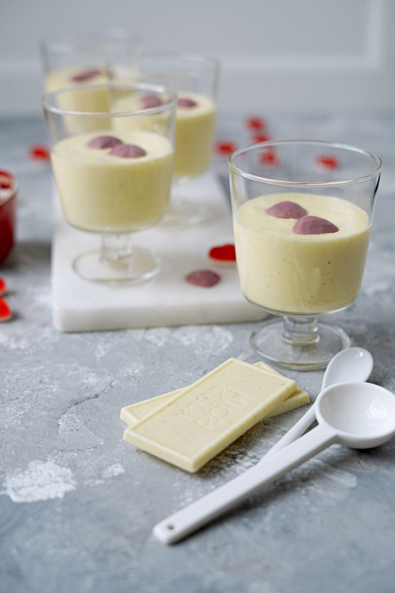 Weiße Mousse au Chocolat mit rosa Schokoherzen | Nordbayern