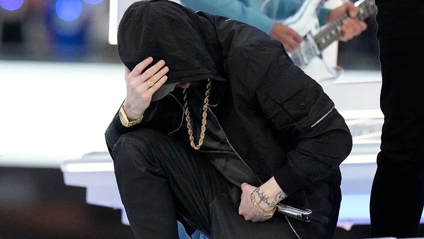 Rapper Eminem komplettiert das Bild und rappt seinen vielleicht größten Hit, "Lose Yourself", aus seinem Film "8 Mile". In Anspielung auf den früheren US-Football-Profi Colin Kaepernick, der die Kniefall-Geste 2016 als Zeichen des Protests gegen Rassismus und soziale Ungerechtigkeit initiierte, sorgt der Rapper mit der gleichen Geste für Aufsehen. 