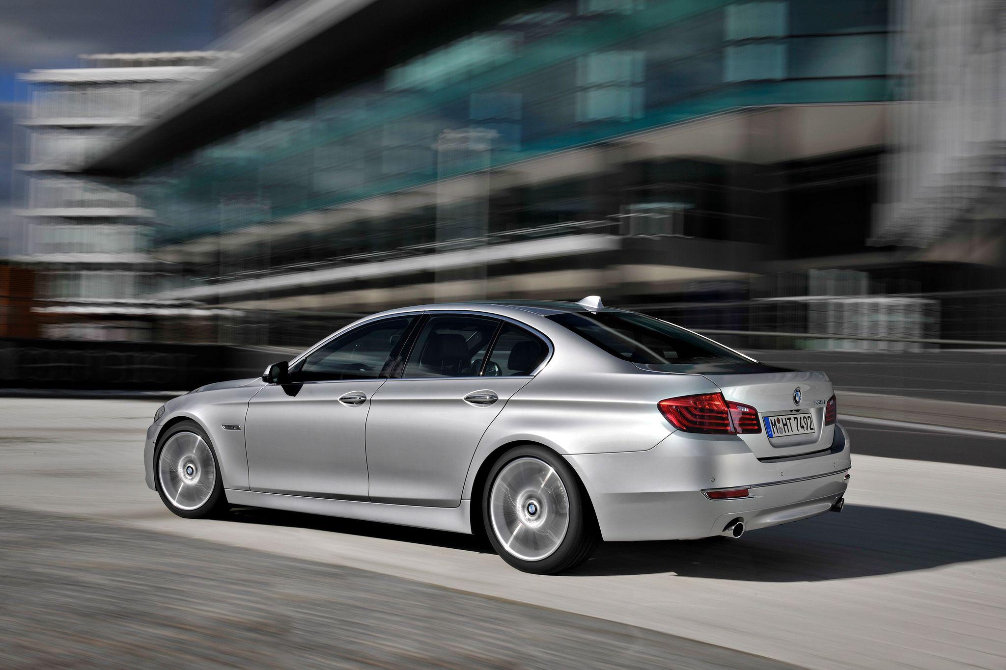 Nach einem BMW 540d (hier ein Werks-Symbolbild) und seinen Dieben fahndet die Kriminalpolizei. Nach einem BMW 540d (hier ein Werks-Symbolbild) und seinen Dieben fahndet die Kriminalpolizei.