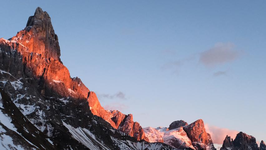 Ein absolutes Highlight ist abends der Sonnenuntergang in den Dolomiten, wenn die Berge in die schönsten Orange-, Rot- und Rosatönen getaucht werden. Lokal wird das Phänomen "Enrosadira" bezeichnet, ein ladinisches Wort für "sich rosa verfärben".  