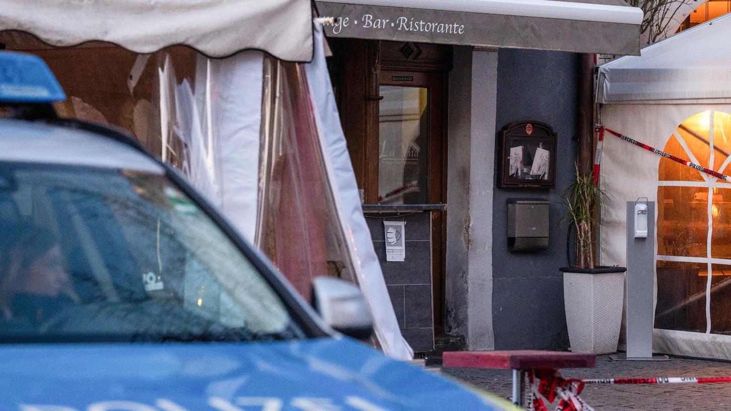 Ein Polizeifahrzeug steht vor einem Lokal in der Weidener Innenstadt. Nach einem Restaurantbesuch ist ein 52-Jähriger möglicherweise an einer Vergiftung gestorben. Sieben weitere Personen seien verletzt worden, einige sogar schwer.