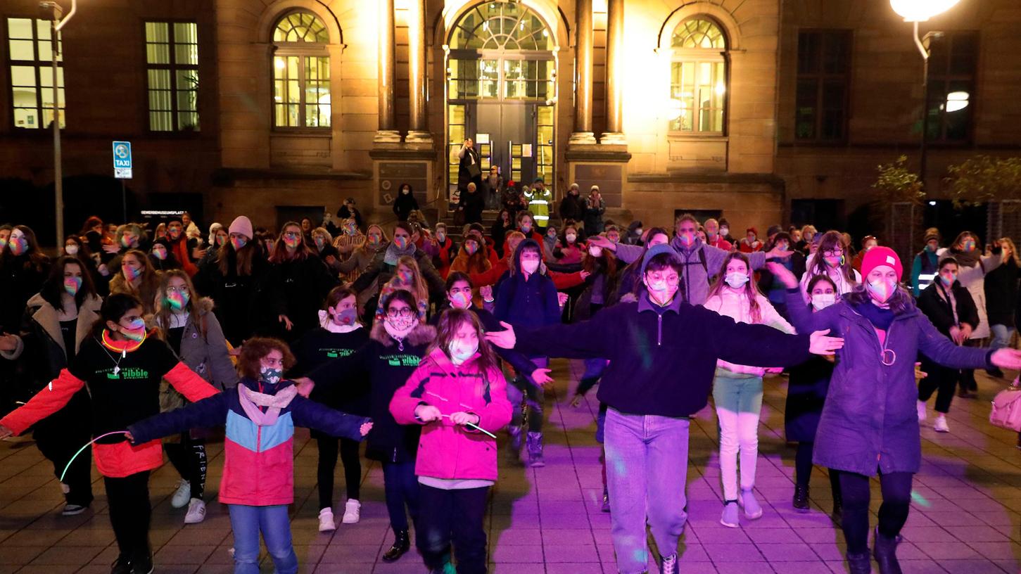 Tanzen gegen Gewalt: Beim Flashmob "one billion rising" setzten gut hundert Menschen am Montagabend in Nürnberg ein Zeichen. 
