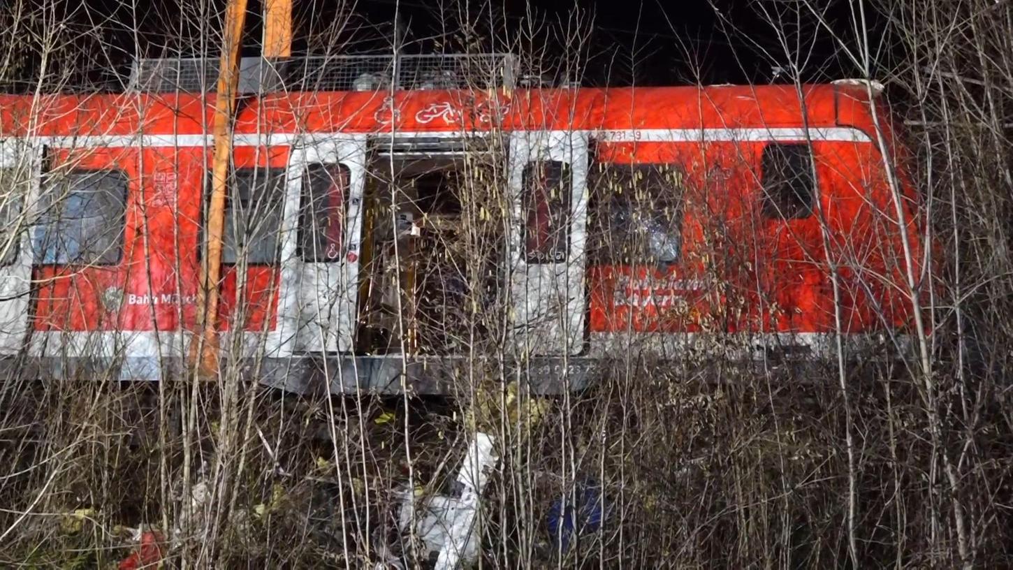 Beim Frontalzusammenstoß zweier S-Bahnen im Landkreis München sind am Montag ein Mensch getötet und mindestens 14 Menschen verletzt worden.