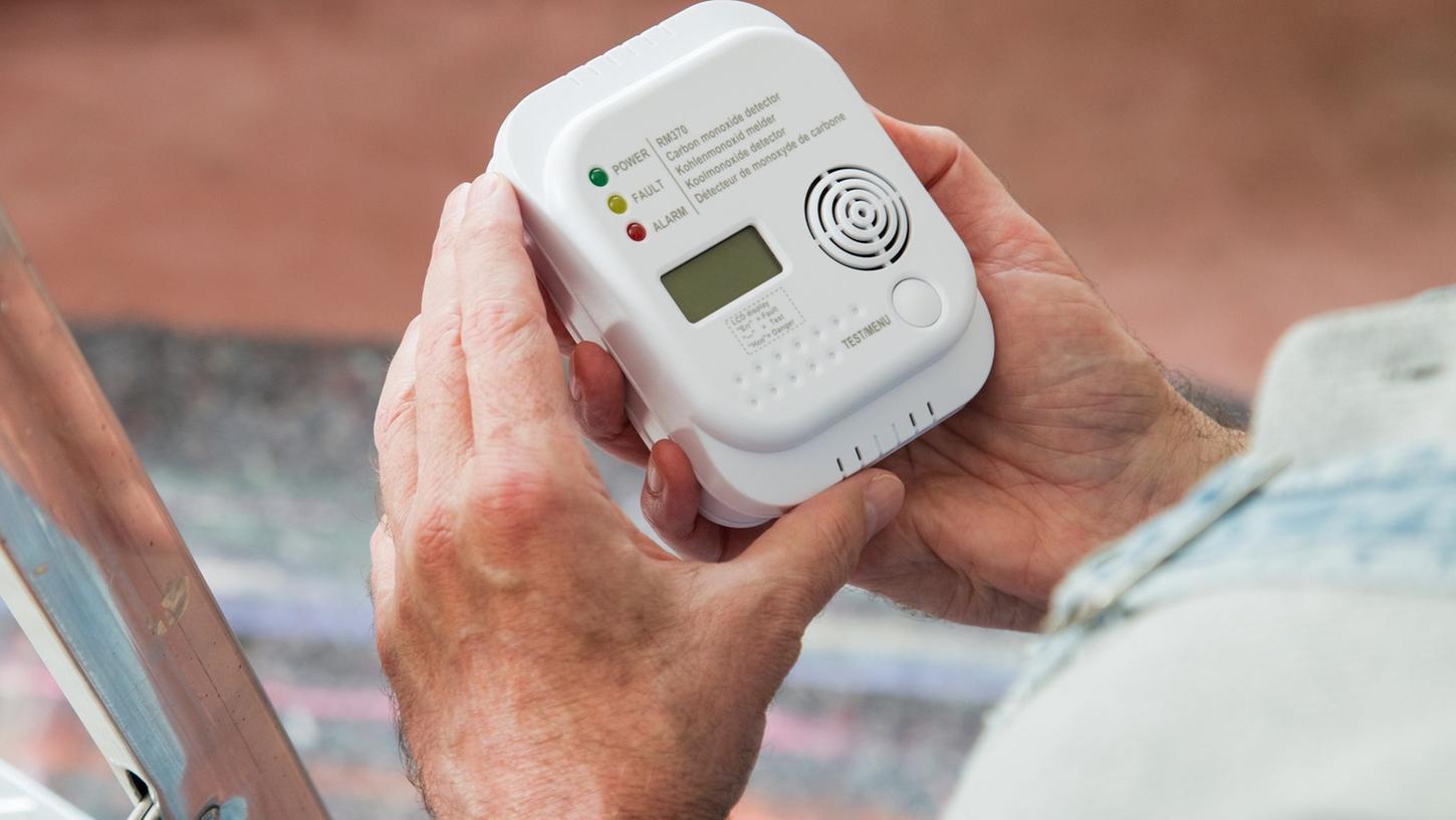 Ein kleines Gerät, das Leben retten kann: Schlägt der Kohlenmonoxid-Melder Alarm, sollte man Wohnung oder Haus verlassen. Ein kleines Gerät, das Leben retten kann: Schlägt der Kohlenmonoxid-Melder Alarm, sollte man Wohnung oder Haus verlassen.