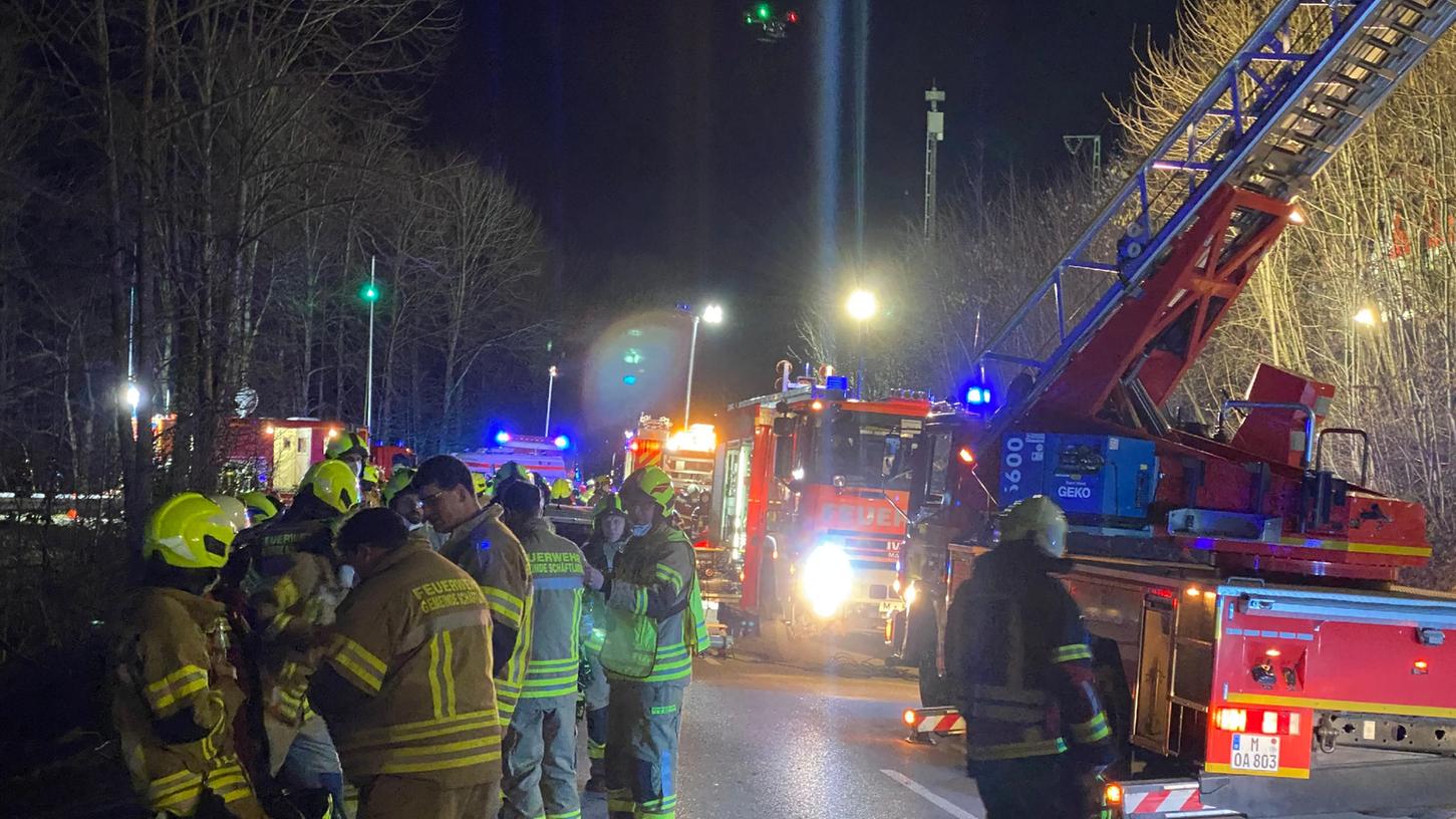 Auf einer eingleisigen Strecke südlich von München sind zwei S-Bahnen zusammengestoßen. Ein Mann starb, viele weitere Menschen wurden verletzt.