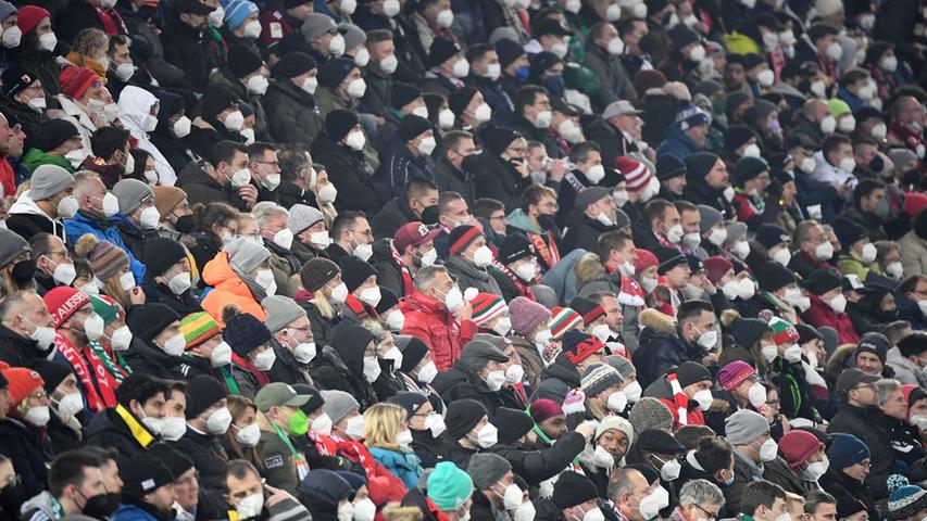 Die Bayerische Staatsregierung hatte zuvor beschlossen, die am 2. April auslaufenden pandemiebedingten Beschränkungen im Sport nicht mehr zu verlängern. Ab diesem Sonntag entfallen somit die 2G- beziehungsweise 3G-Zugangsregeln bei Fußballspielen sowie die Maskenpflicht für Zuschauer.