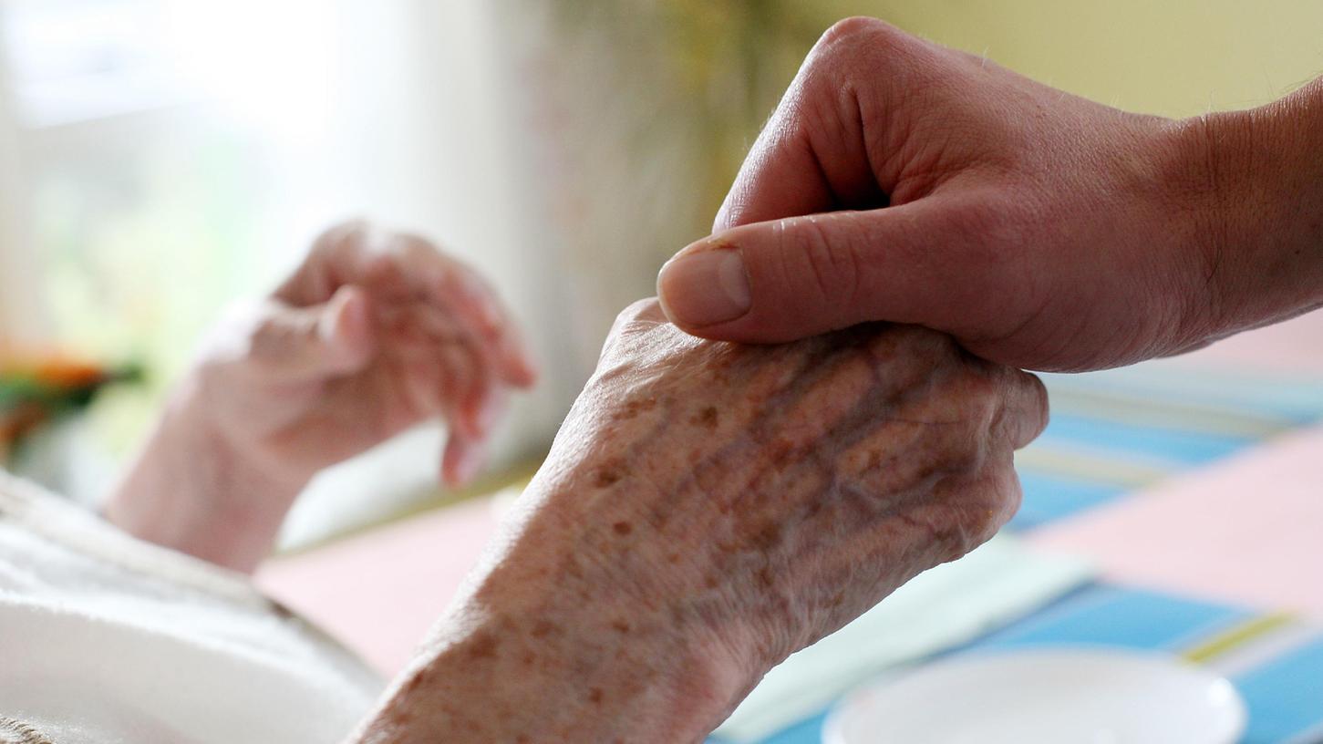 Schwabach: Hilfspflegerin quälte im Wahn eine Patientin - nun kommt sie in die Psychiatrie Schwabach: Hilfspflegerin quälte im Wahn eine Patientin - nun kommt sie in die Psychiatrie
