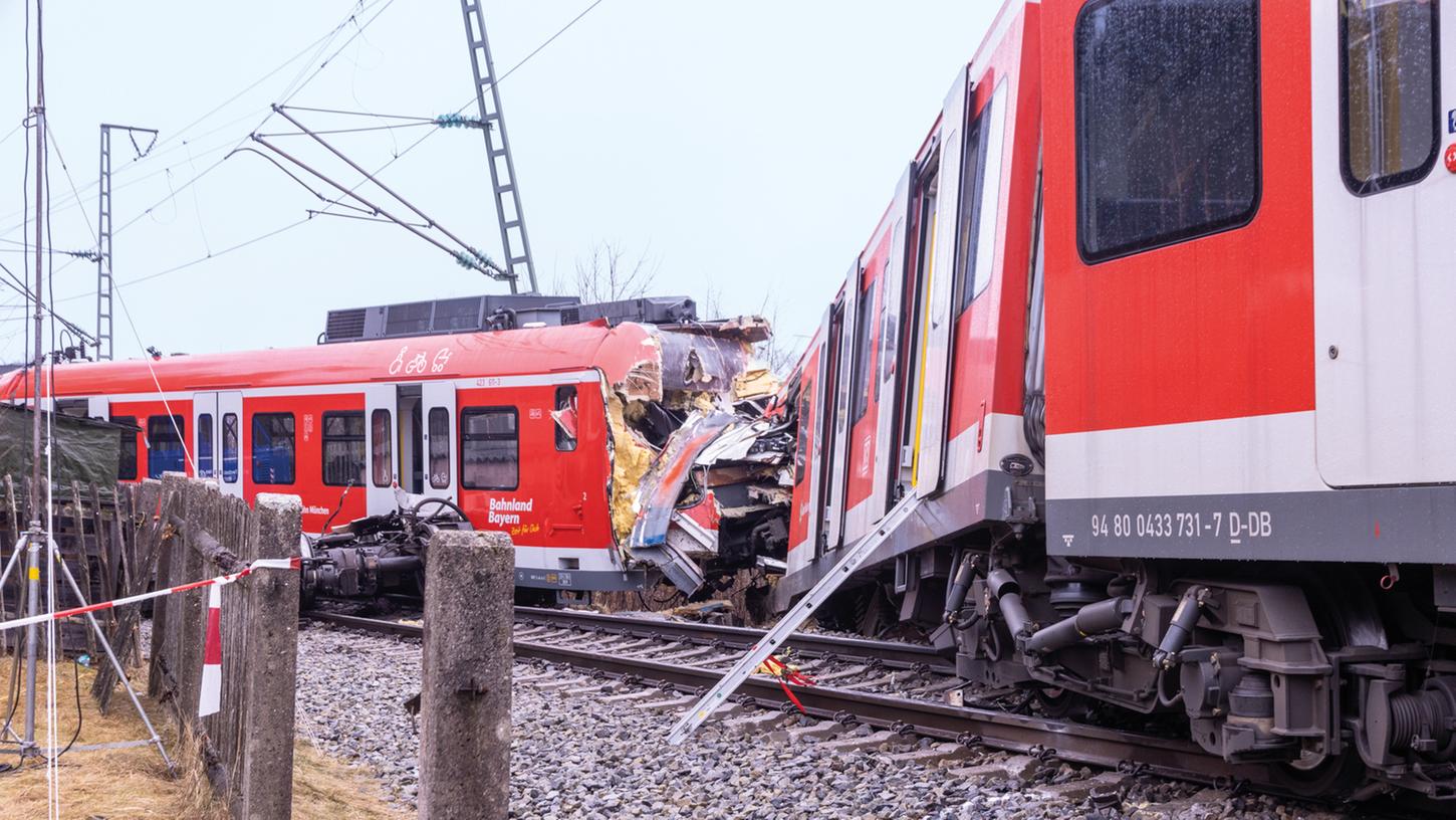 Nach dem Zugunglück in Schäftlarn bei München läuft die Suche nach der Ursache. Nach dem Zugunglück in Schäftlarn bei München läuft die Suche nach der Ursache.