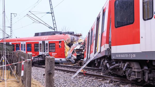 Ein Tag nach dem tödlichen Zugunglück: Suche nach der Ursache läuft
