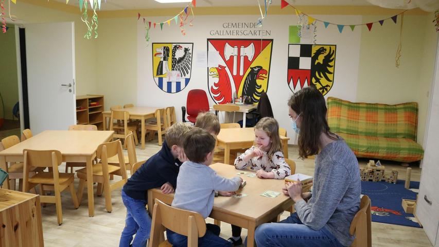Spielen im früheren Sitzungssaal: Der Kindergarten Regenbogen nutzt aktuell neben seinen eigenen noch weitere Räume im Amtshaus von Gallmersgarten. 