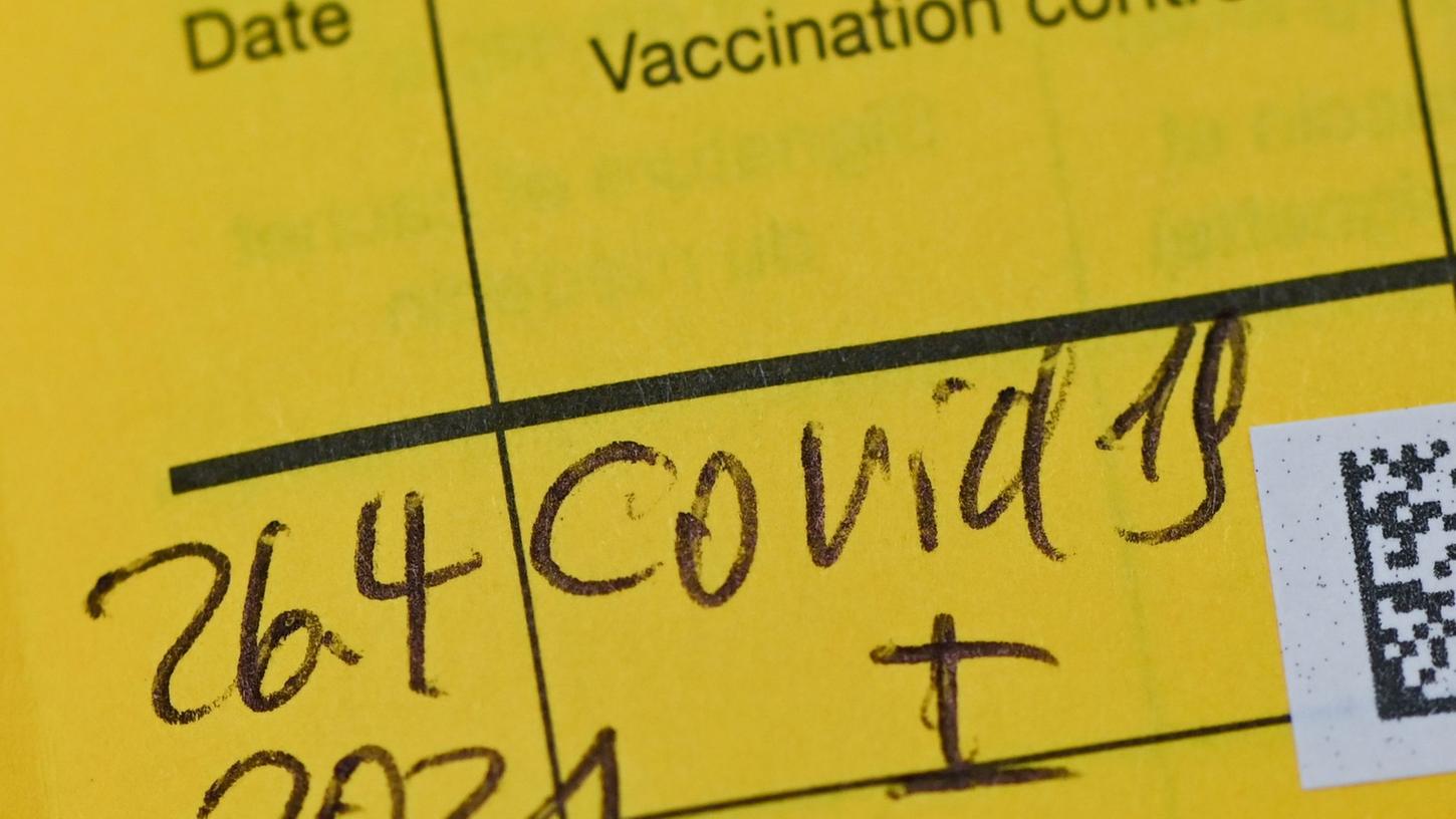 In einem Impfausweis ist der Eintrag einer Erstimpfung gegen das Coronavirus zu lesen. In einem Impfausweis ist der Eintrag einer Erstimpfung gegen das Coronavirus zu lesen.
