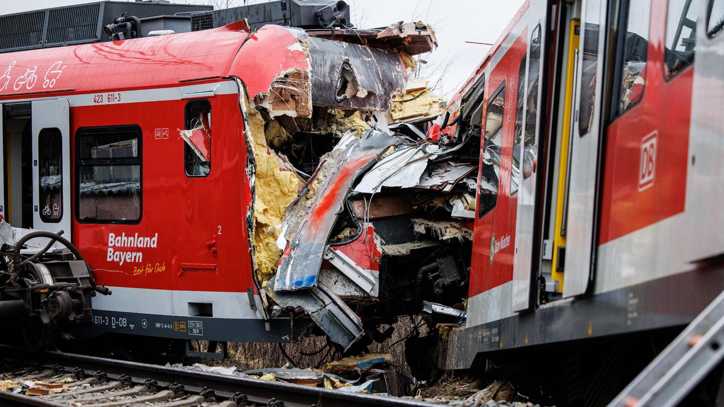 Im Februar stießen südlich von München in der Nähe der Haltestelle Ebenhausen-Schäftlarn zwei S-Bahnen zusammen. Offenbar missachtete ein Lokführer mehrfach Vorschriften.
Im Februar stießen südlich von München in der Nähe der Haltestelle Ebenhausen-Schäftlarn zwei S-Bahnen zusammen. Offenbar missachtete ein Lokführer mehrfach Vorschriften.