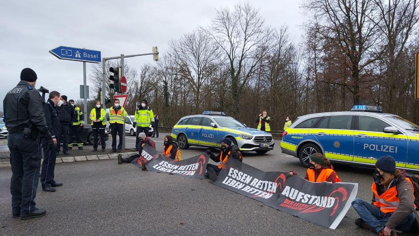 Klimaaktivisten blockieren Autobahnabfahrt
