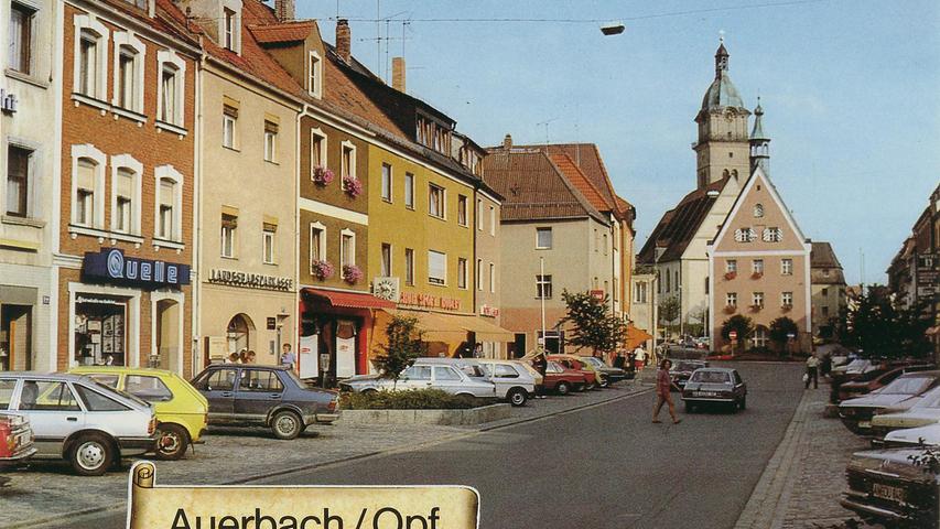 Der Untere Markt nach dem Umbau in den siebziger Jahren. Links die Quelle, rechts davon die Landesbausparkasse. Hervorstehend im Hintergrund Spielwaren Gröner, dort befindet sich heute die Marienapotheke. Der Untere Markt nach dem Umbau in den siebziger Jahren. Links die Quelle, rechts davon die Landesbausparkasse. Hervorstehend im Hintergrund Spielwaren Gröner, dort befindet sich heute die Marienapotheke.