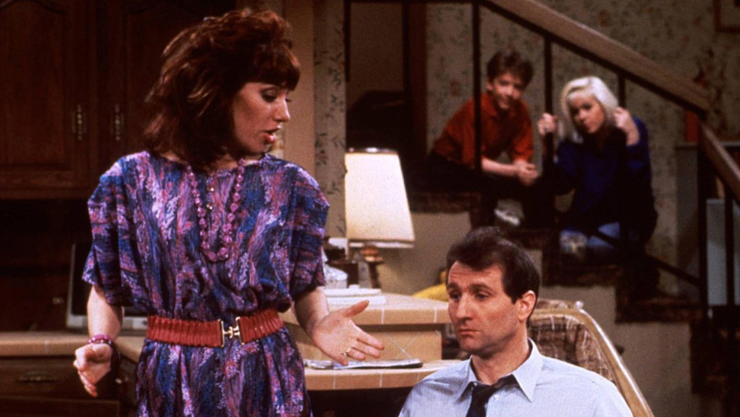Da sitzen sie in ihrem Wohnzimmer und reden sich als Familie Bundy schwach an: Katey Sagal, Ed O`Neill, hinten: David Faustino, Christina Applegate. Da sitzen sie in ihrem Wohnzimmer und reden sich als Familie Bundy schwach an: Katey Sagal, Ed O`Neill, hinten: David Faustino, Christina Applegate.