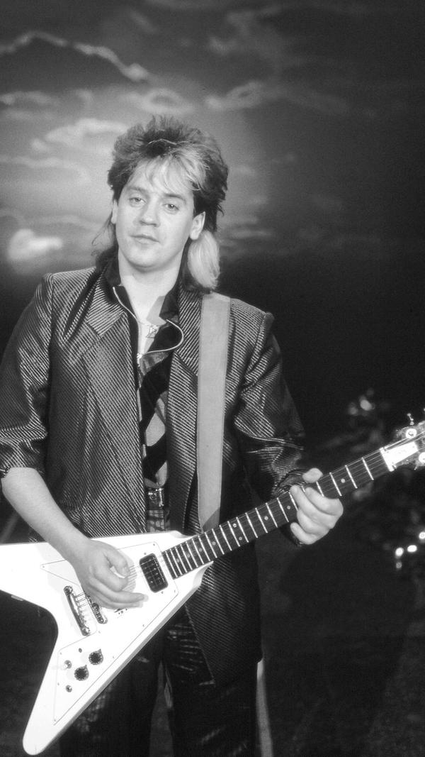 Ralf "Bummi" Bursy ist am 14. Februar nach schwerer Krankheit gestorben. Das bestätigte seine Frau Regina Bursy der Deutschen Presse-Agentur. Der Ostrock-Musiker, Produzent und Teenieschwarm der Achtzigerjahre wurde 66 Jahre alt.