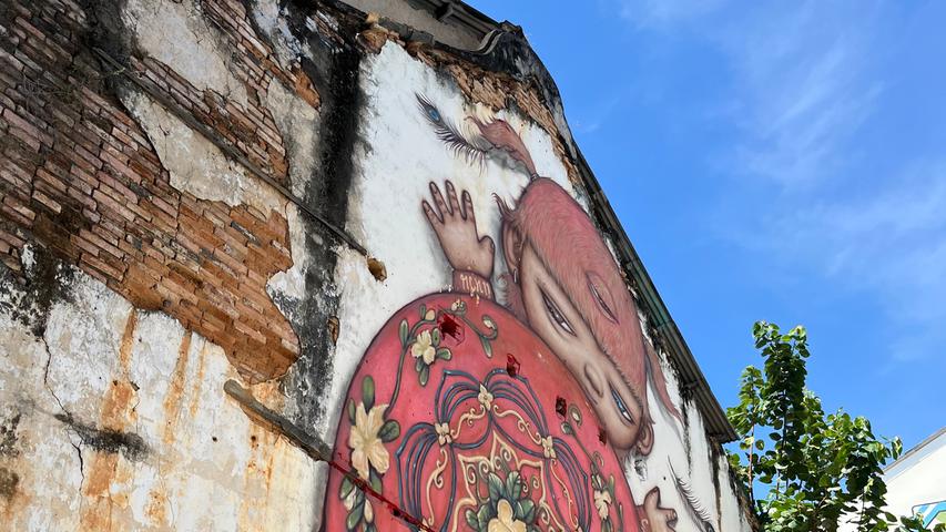Es gibt hauptsächlich eine Straße in der Altstadt von Phuket, die rundherum mit touristischen Geschäften gespickt ist. Dort findet man Kleidung und Souvenirs, Perlenschmuck und Handtaschen, viele Massagesalons und ein paar Restaurants. Abseits der Hauptstraße findet man viele tolle Graffitis, die der Altstadt einen besonderen Charme verleihen.  