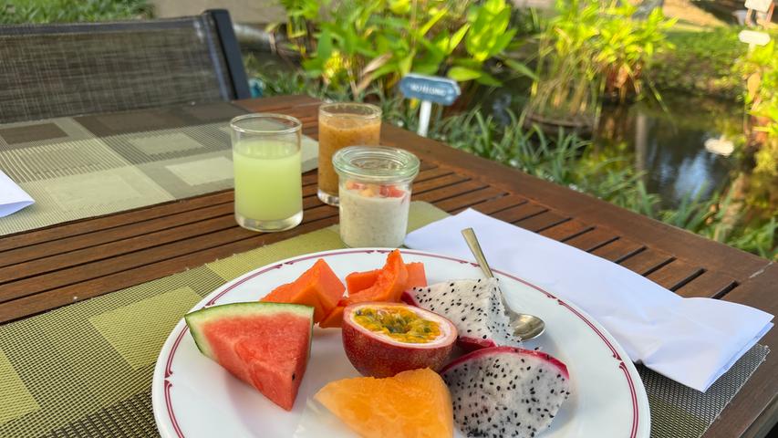 In Thailand insgesamt aber auch auf Phuket kann man sehr leckeres exotisches Obst essen: Überall zu haben sind etwa Papaya und Ananas, aber auch Drachenfrucht, Wassermelone und Maracuja.