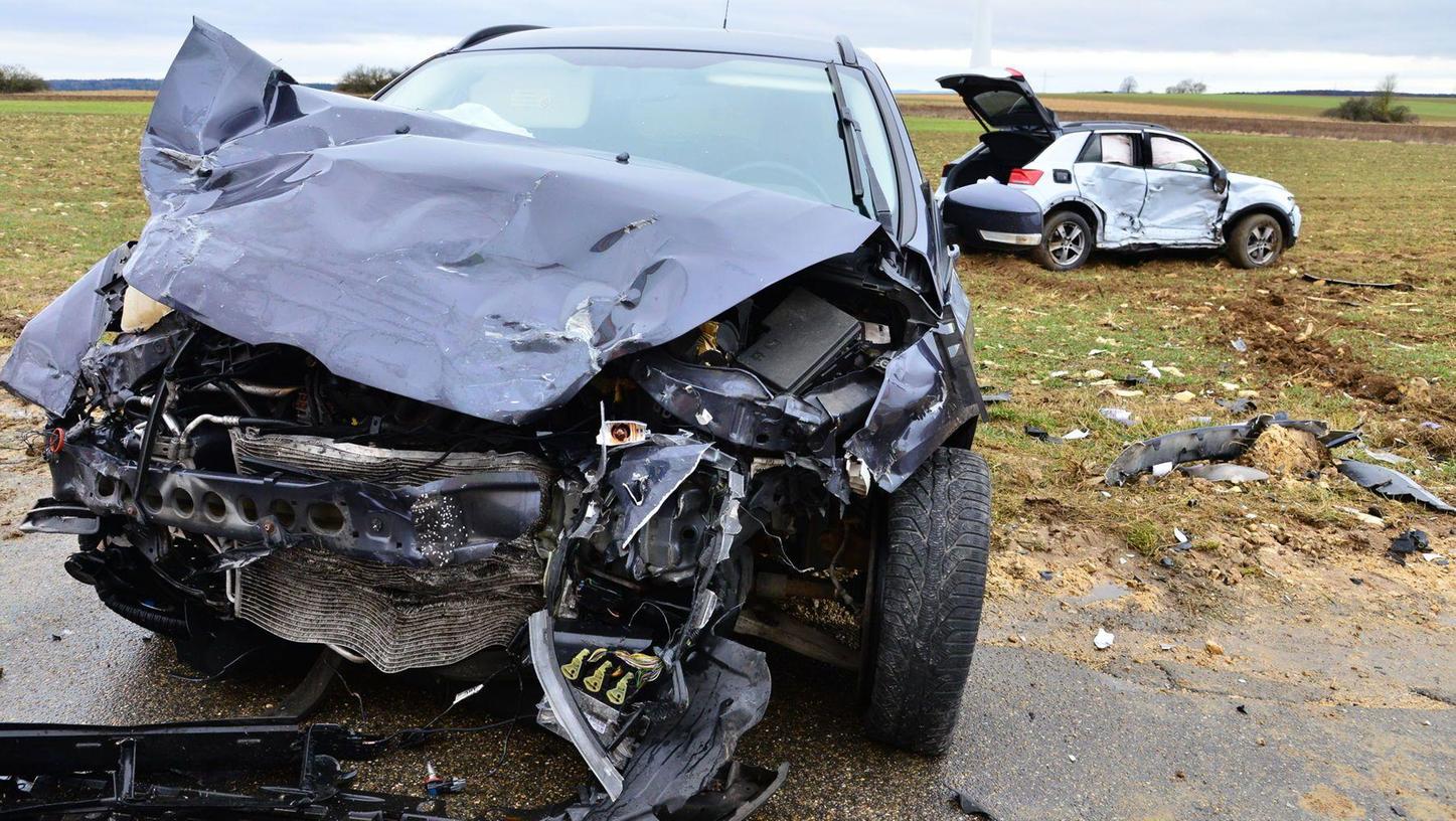 Bei dem Unfall zwischen Oberhochstatt und Kaltenbuch wurden zwei Personen mittelschwer verletzt. An den beiden Autos entstand Totalschaden.