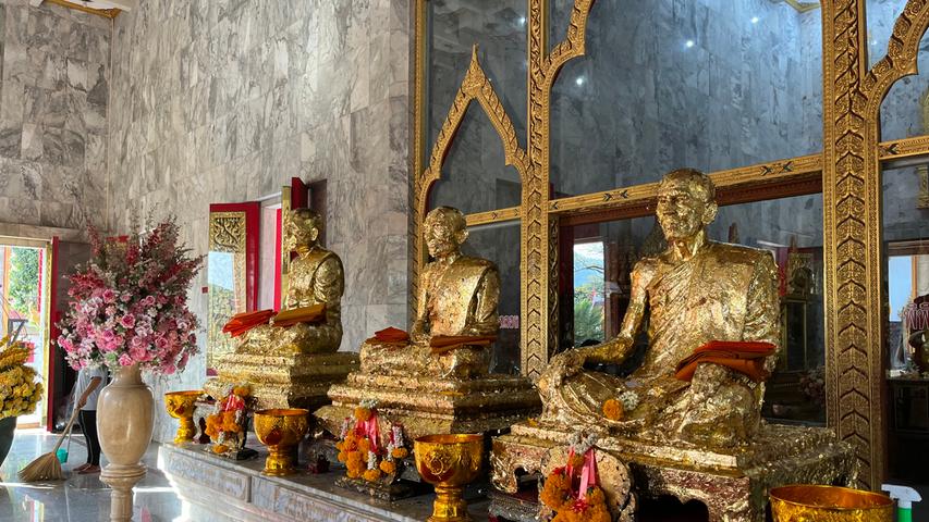 Thailand ist das Land der Tempel, an jeder Straßenecke kann man einen davon finden. Auf Phuket gibt es aber vor allem einen sehr bekannten, der einen Besuch wert ist: Der Wat Chalong Tempel. Hier werden zwei Mönche verehrt, die während der Zeit des Aufstands der Zinnarbeiter lebten und hier wirkten: Luang Pho Chuang und Luang Pho Chaem. Er liegt  etwa acht Kilometer südöstlich der Stadt Phuket.  
