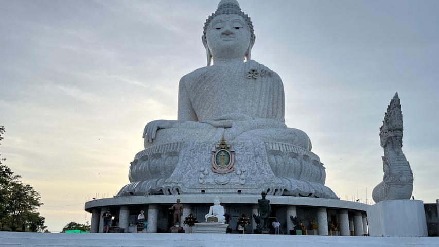 Und das ist "Big Buddha": Die imposante Marmorstatue ist 45 Meter hoch. Sie wurde 2008 fertiggestellt und ist einer der markantesten Aussichtspunkte der Insel. Wenn man die Insel auf dem Katamaran umrundet, kann man sich am Großen Buddha stets orientieren.  