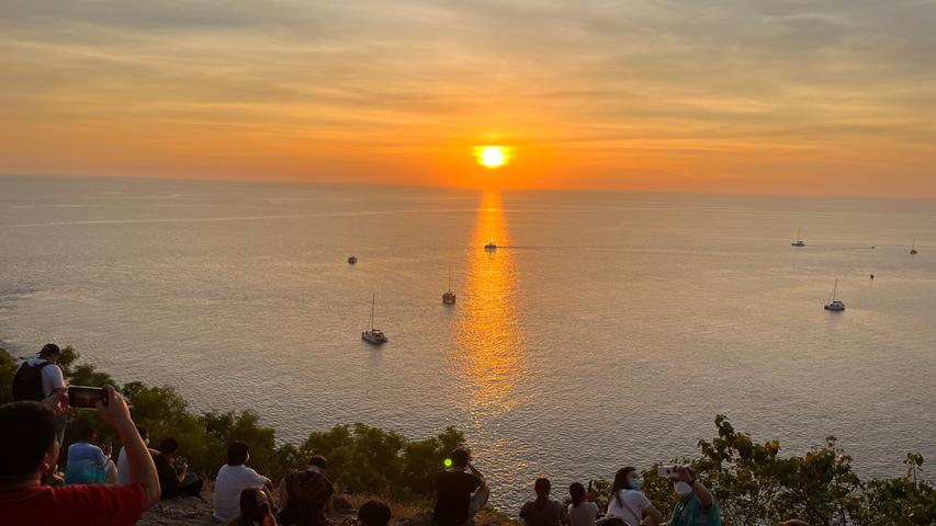 Die Sonnenuntergänge auf Phuket sind wunderschön und meist gut sichtbar. Spektakulär sind die letzten Lichter des Tages am sogenannten "Sunset Point", an dem sich täglich Menschen zusammenfinden. Von dort aus blickt man auf den letzten Punkt in Thailand, an dem die Sonne hinter dem Meer verschwindet.   