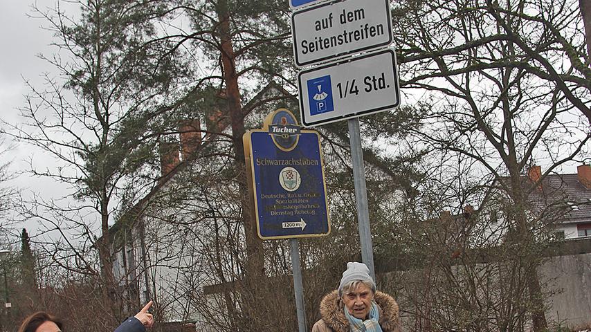 Die Kurzzeitparkplätze bleiben. So entschied der Gemeinderat. Die von Petra Hopf (links) beantragten Behindertenparkplätze entstehen trotzdem, nur eben auf der anderen Straßenseite.