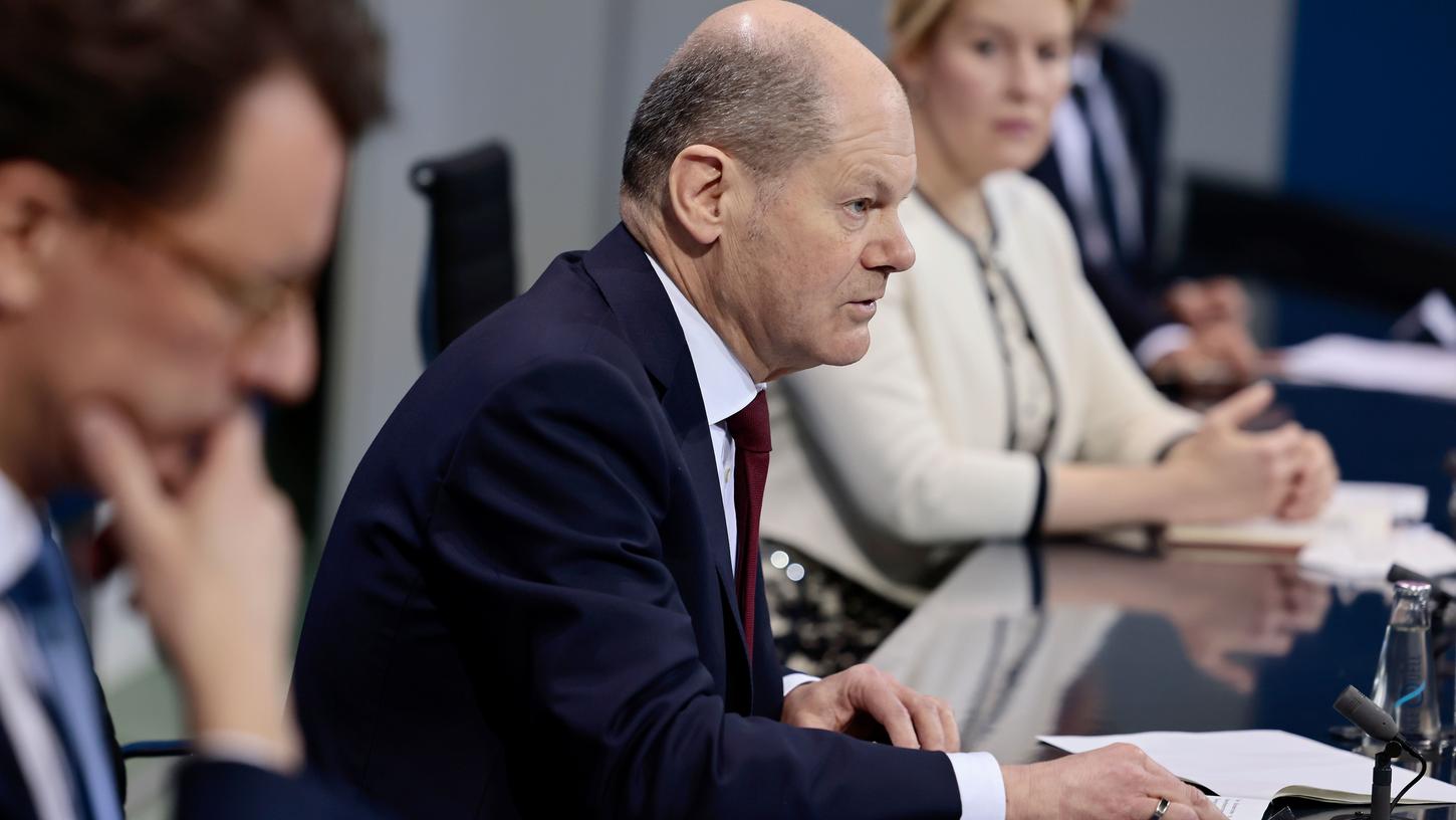 Schon ab dem 20. März soll ein Großteil der Corona-Beschränkungen entfallen, das berichtete Kanzler Olaf Scholz am Mittwoch auf der Bundespressekonferenz. 