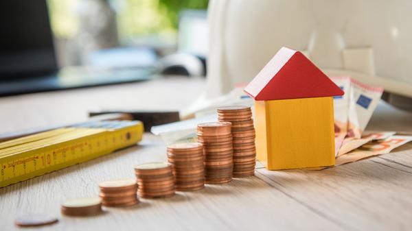 Für Banken gilt ab 1. April ein zusätzlicher Kapitalpuffer, mit dem Wohnimmobilien-Kredite abgesichert werden müssen. Damit werden Darlehen zusätzlich zu den ohnehin gestiegenen Zinsen tendenziell teurer.