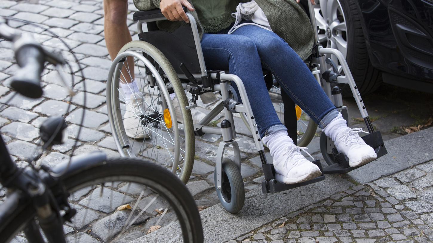 Drei Querparkplätze am Ochenbrucker Bahnhof sollen nun in zwei Behindertenparkplätze umgewandelt werden.