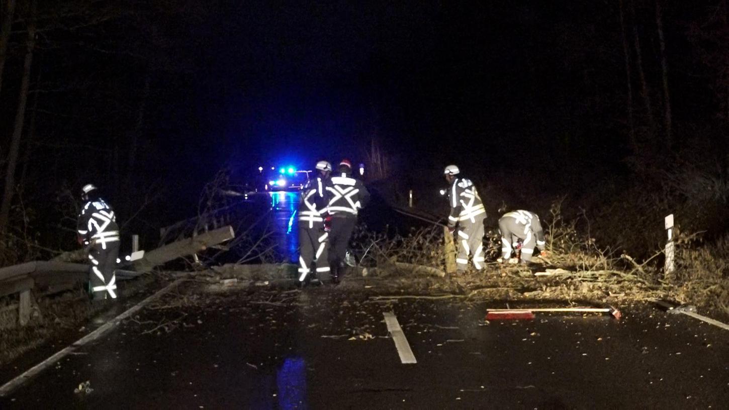 Am frühen Donnerstagmorgen hatten die Einsatzkräfte der Feuerwehr im Landkreis Bamberg ihren ersten Einsatz. Hier war ein Baum durch den starken Wind auf die Fahrbahn gestürzt und hatte dabei eine Leitplanke beschädigt. Verletzt wurde glücklicherweise niemand.