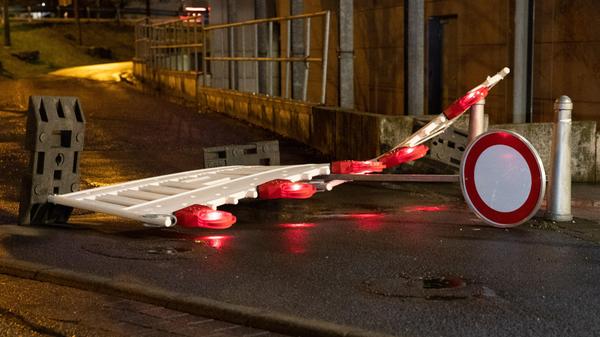 Nordrhein-Westfalen, Bielefeld: Ein umgestürztes Straßenschild liegt auf einer Straße. Sturmtief «Ylenia» zieht teils mit Orkanstärke über Teile Deutschlands. Behörden mahnten zur Vorsicht wegen umstürzender Bäume. Wie in Nordrhein-Westfalen dürfen auch in mehreren Regionen Niedersachsens oder etwa Bayerns Schülerinnen und Schüler am Donnerstag wegen der Wetter-Gefahren zu Hause bleiben