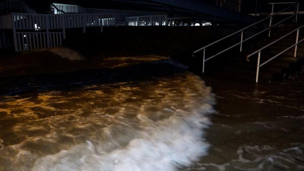 Niedersachsen, Cuxhaven: Wassermassen drängen sich an Land während des Sturmtiefs «Ylenia». Umgekippte Bäume, abgeknickte Äste und lose Dachziegel: Sturmtief «Ylenia» hat in der Nacht zum Donnerstag in Schleswig-Holstein viele Feuerwehreinsätze ausgelöst.