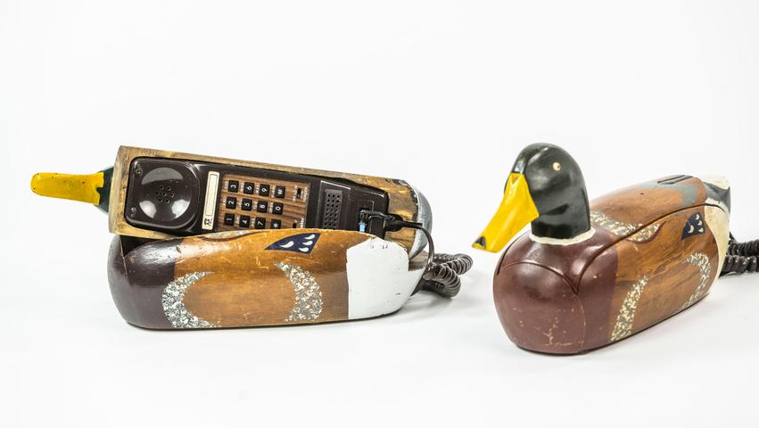 Diese Holzente verbirgt im Oberteil ein komplettes Tasten-Telefon. Einen eingehenden Anruf signalisiert die Ente mit einem quakenden Geräusch und leuchtenden Augen. Das Telefon wurde von der Fa. Telemania in Taiwan hergestellt und ab 1975 in den USA vertrieben.
